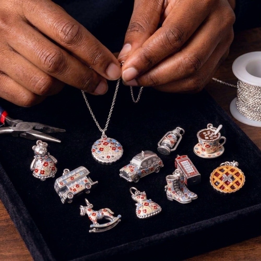 Jewelry Making London - かわいいステンレス製の漫画風ペンダント。ミニチュアの英国をテーマにしたジュエリー製作用チャーム。ロンドンをテーマにした軽量DIYチャームブレスレット。