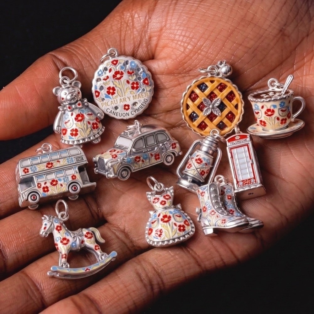 Jewelry Making London - おしゃれなステンレス製の漫画風ペンダント。ミニチュアのエナメル素材を使用したジュエリー製作用チャーム。軽量で、ロンドンをテーマにしたDIYチャームネックレスに最適。