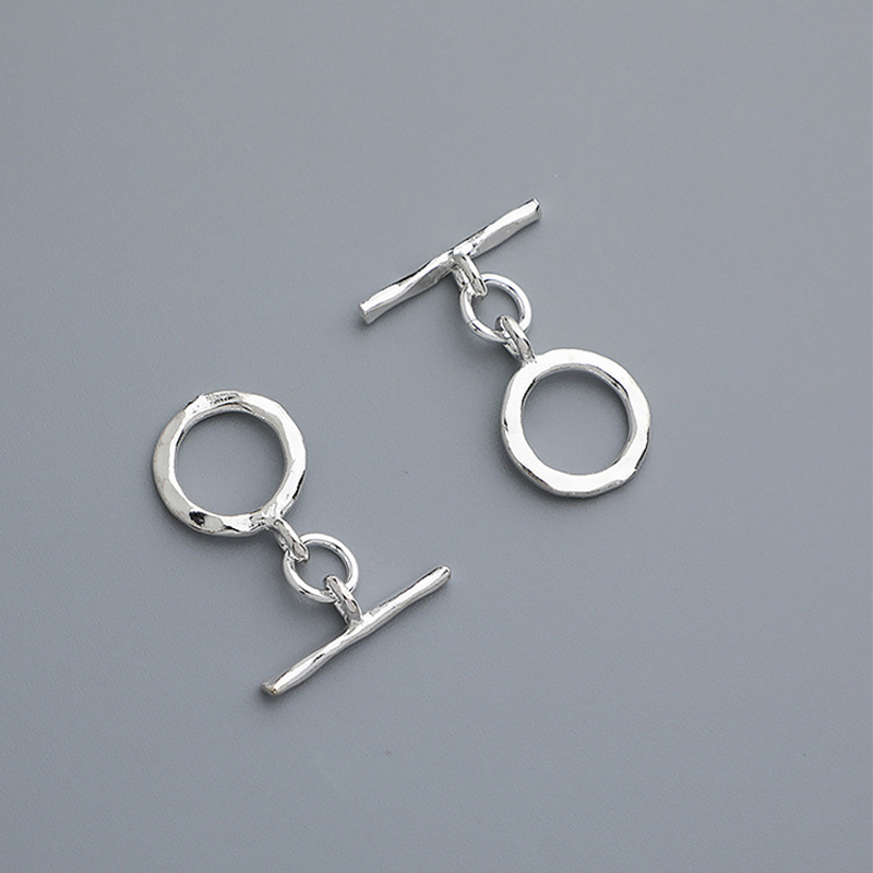 Jewelry Making In La - 925スターリングシルバー製、ハンマーで加工されたテクスチャが施されたOTクラスプ。ブレスレットやネックレスなどのDIYジュエリー製作に最適な、丸いトグルバー型の留め具。