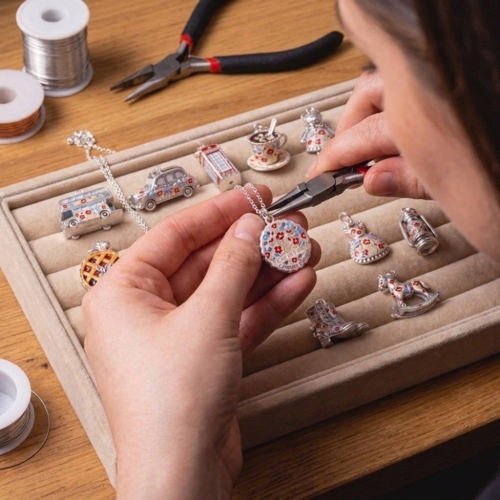 ステンレス製の漫画風ペンダント、英国をテーマにしたミニチュア - Jewelry Making London のレビューと価格